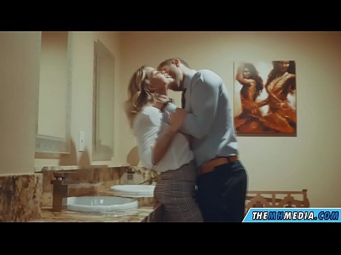 ❤️ Όταν μια πλούσια ξανθιά σε αποπλανεί σε μια δημόσια τουαλέτα ❤️❌ Απλά πορνό
